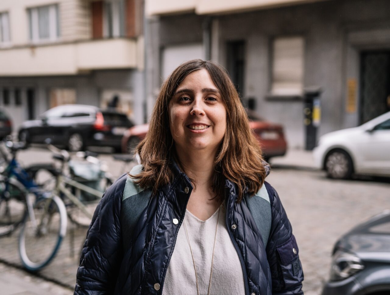 Portrait of a Woman with brown hair smiling in the streets